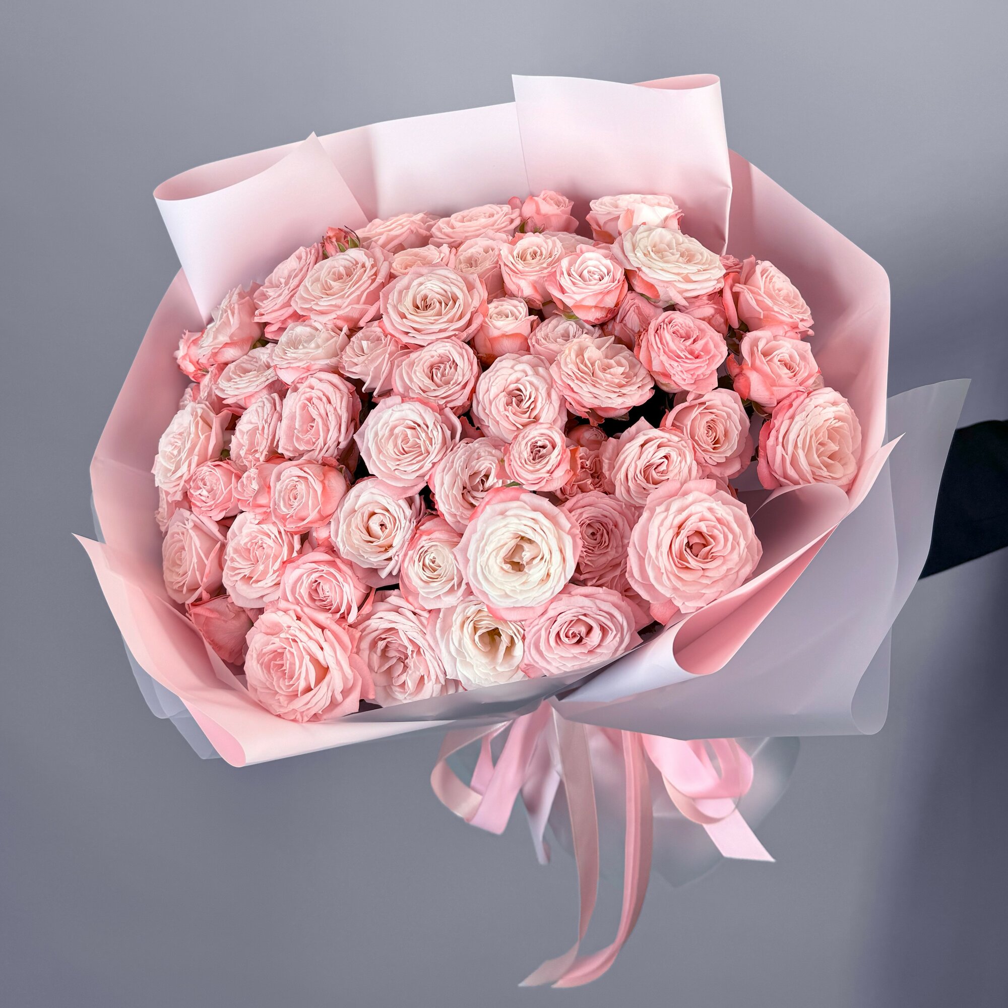 Букет живых цветов розовые кустовые розы 21 шт. 40 см. "Мадам бомбастик"  Флау Стор