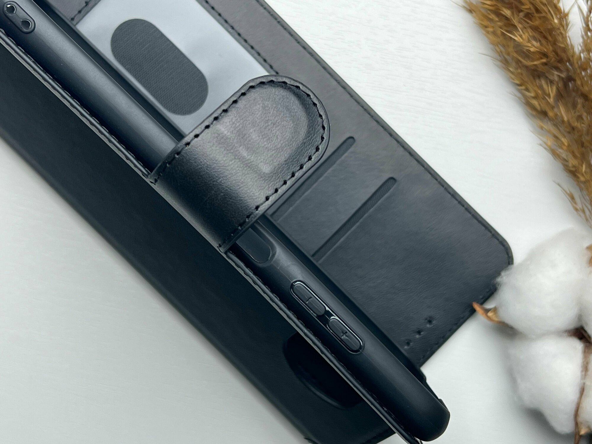 Чехол книжка для Xiaomi Poco X3 Pro / Poco X3 NFC кожаный с магнитной застежкой / Поко Х3 Про с хлястиком , с функцией подставки , черный — фото 1