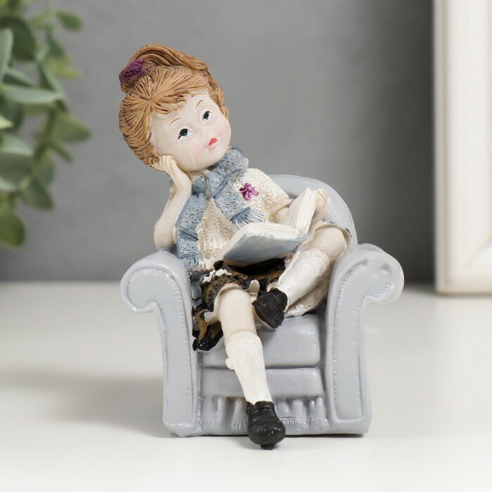 Сувенир полистоун "Малышка в кресле с книгой/мишкой" микс 10х7х7 см - фотография № 2
