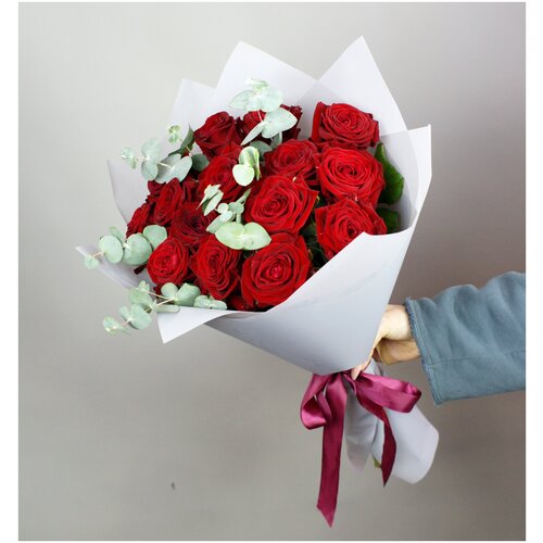 Букет из красных роз и эвкалипта, 15 штук красных роз и 3 ветки эвкалипта "Бордо"