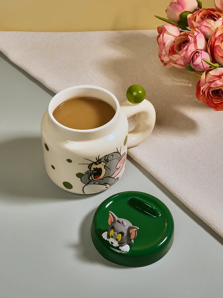Кружка от бренда "Тепло в руках" - "Том и Джерри", керамическая, с крышкой, фигурная, зеленая — фото 1