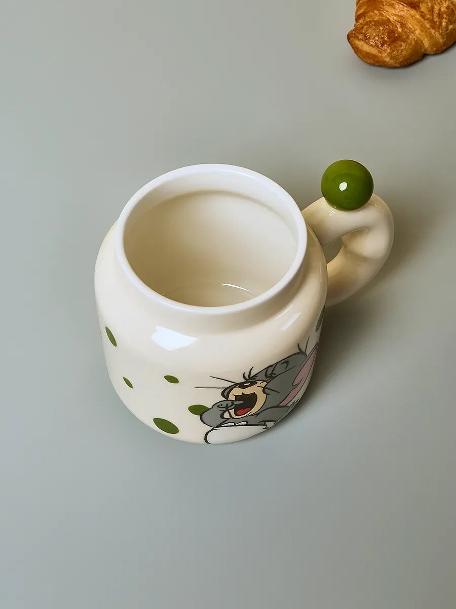 Кружка от бренда "Тепло в руках" - "Том и Джерри", керамическая, с крышкой, фигурная, зеленая — фото 1