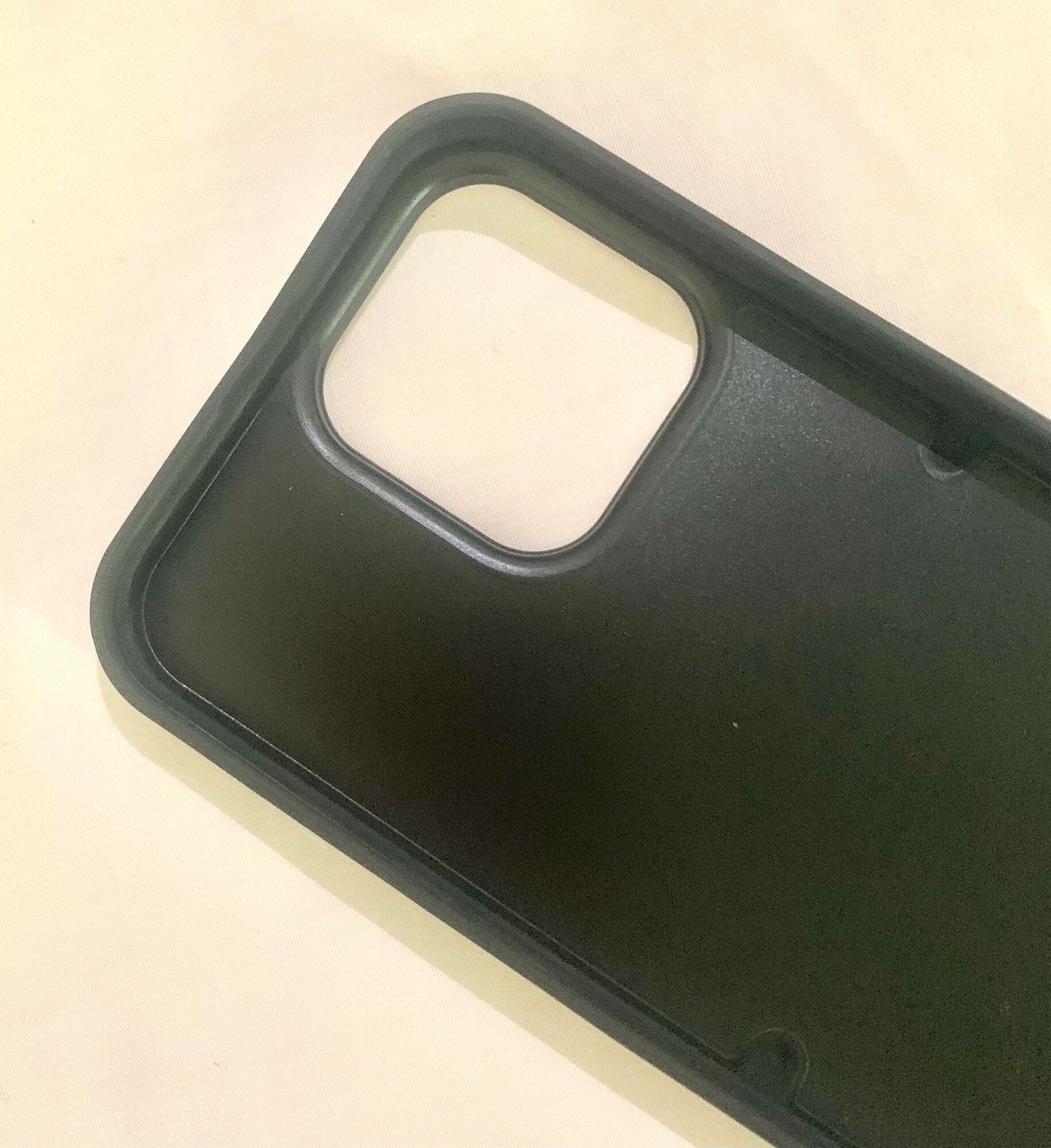 Чехол "Сердечки" черного цвета для модели телефона Iphone 15 Pro — фото 1