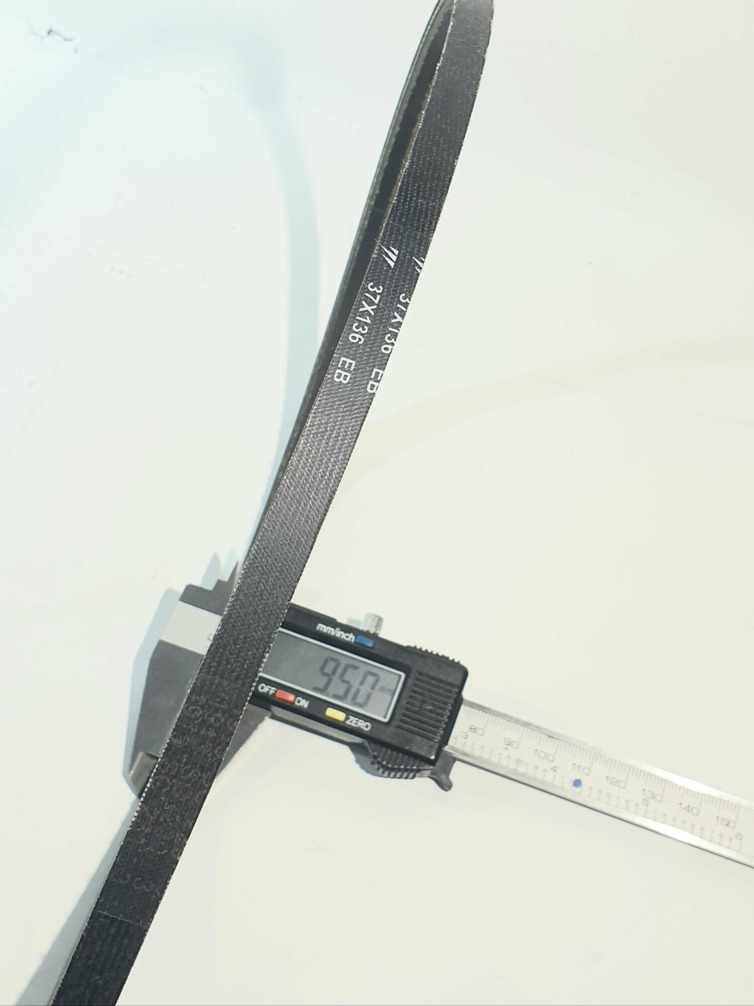 Ремень привода хода-клиновой 37X136 EB для снегоуборщика SunGarden ST5556S, ST55002S, STG6570LE, Champion PATRIOT