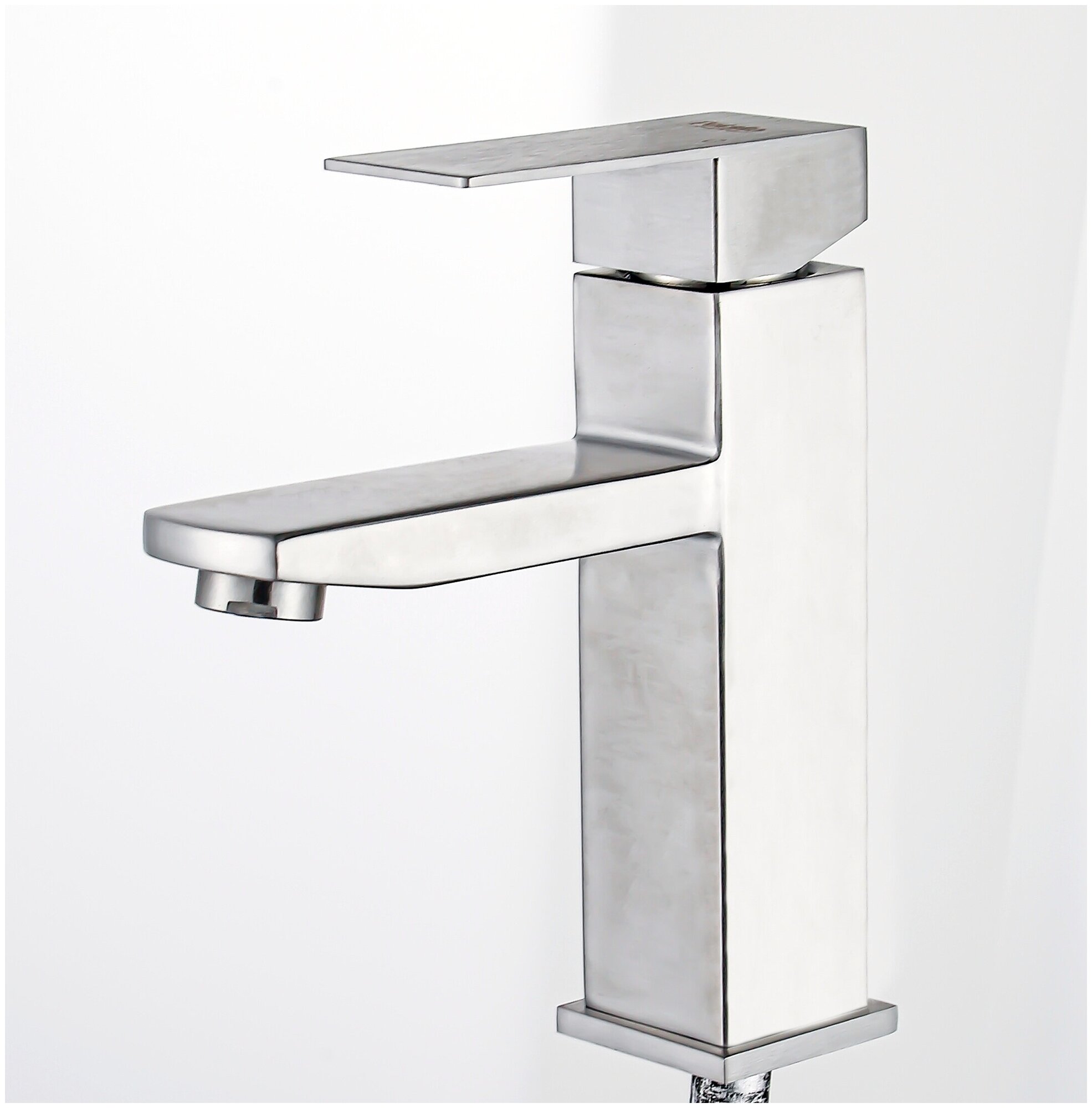 фото Смеситель на раковину Potato P10304S