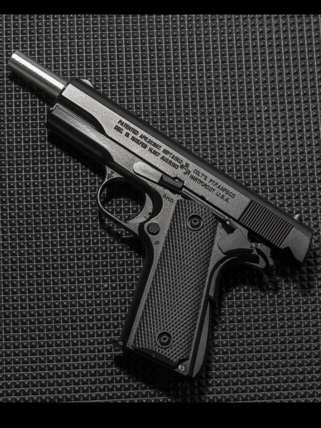 Игрушечная модель 6мм BB пистолета Colt M1911 Black Hawk (полная металлическая внешняя труба, двойной магазин, апгрейд реализма) + тактический кейс — фото 1