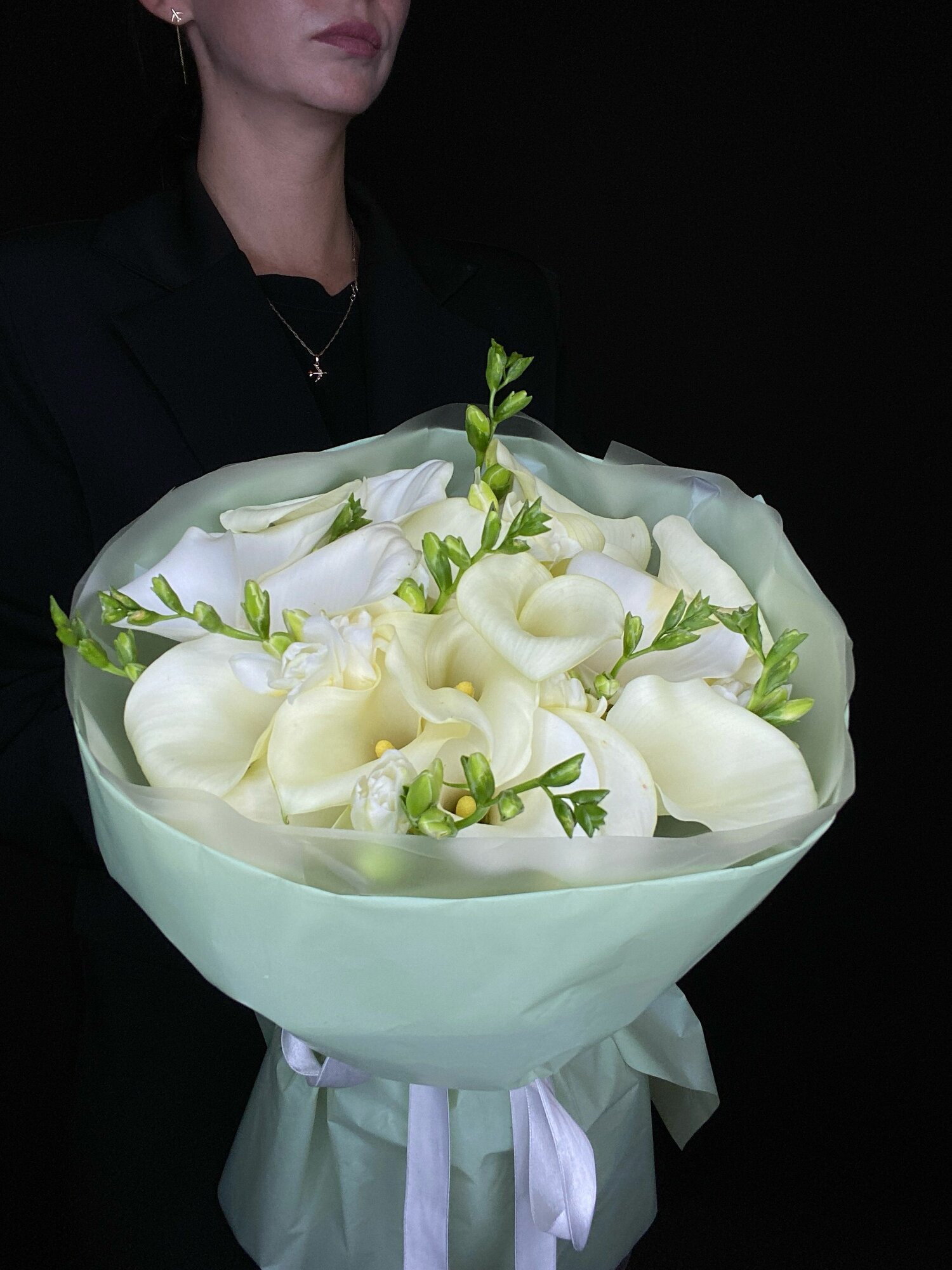 Каллы с фрезиями (каллы 19 шт фрезия 8 шт) высота букета 40 см