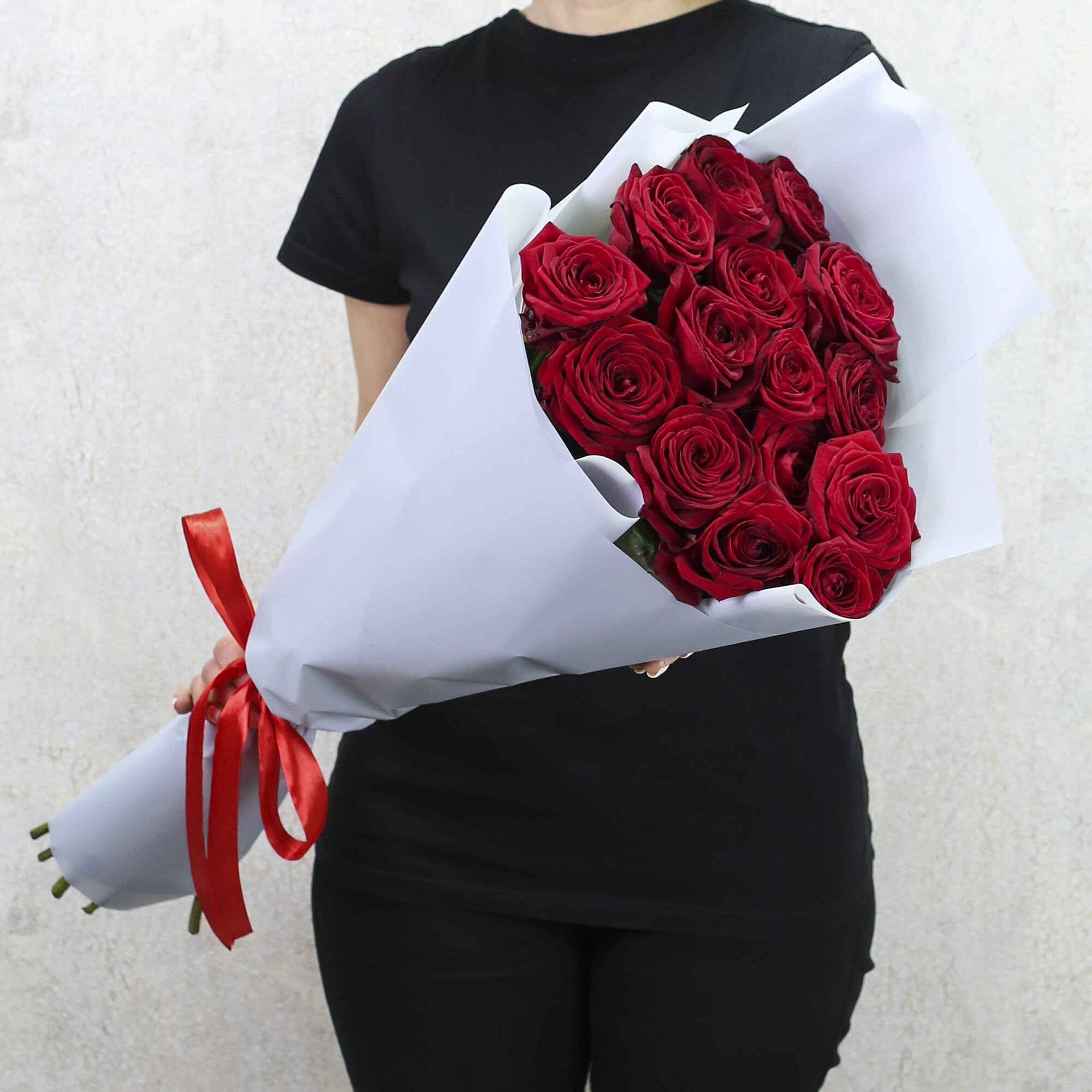 Розы 15 шт сорт "Ред Наоми" высота 70 см упаковка крафт-бумага