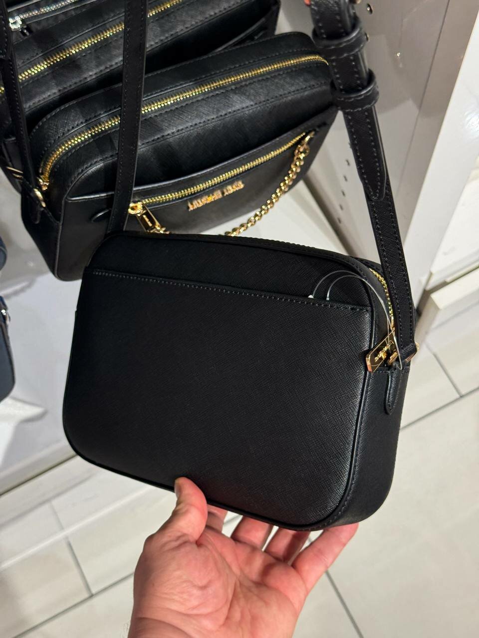 Сумка женская кроссбоди без лого с золотой фурнитурой Michael Kors Jet Set Item Black Gold 35S1GTTC7L — фото 1