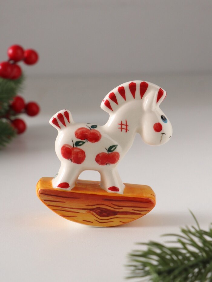 Фигурка фарфор "Качалка Лошадка красное яблоко", 8 см