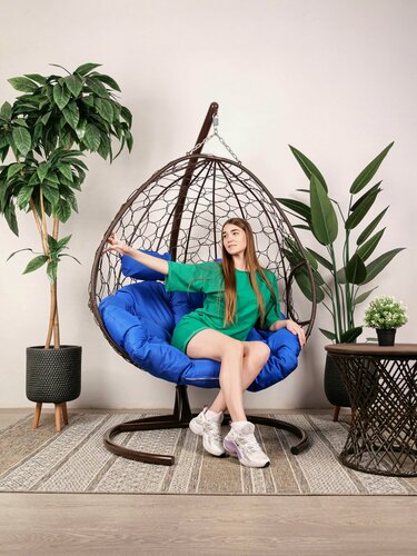 Изображение товара Подвесное кресло для двоих, с ротангом коричневое, голубая подушка