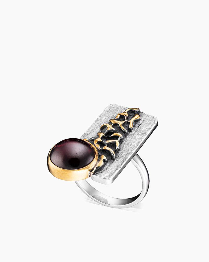 Кольцо SARKISSIAN, серебро, 925 проба, золочение, чернение, гранат, размер 18