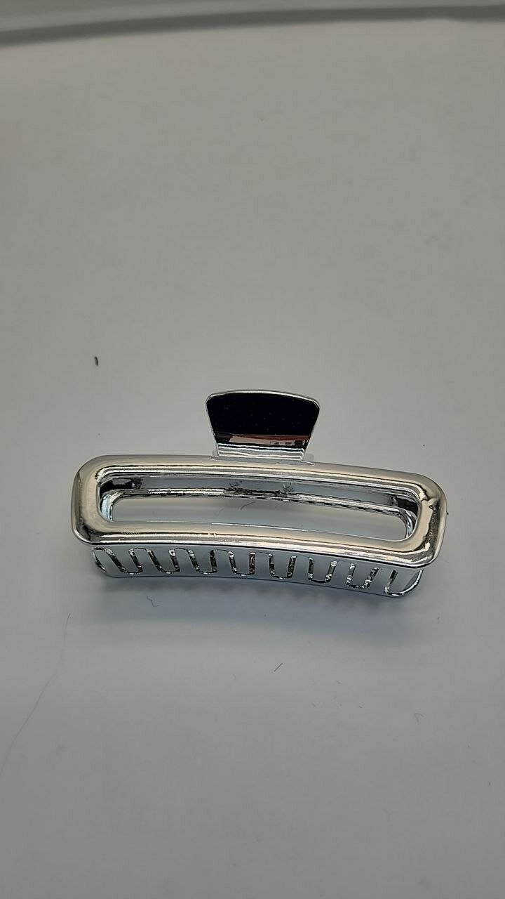 Стильный серебряный крабик для волос — незаменимая заколка для девушек.