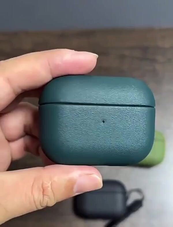 Чехол для наушников AirPods 4 (2024) текстура под кожу со шнурком, TPU, винный — фото 1