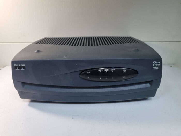 Маршрутизатор Cisco 1751V без блока питания и модулей
