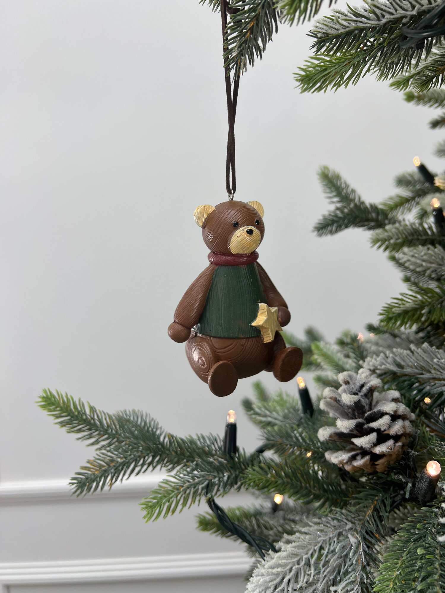 Елочная игрушка "Мишка", полирезин, 6,5 см, коричневый/зелёный — фото 1