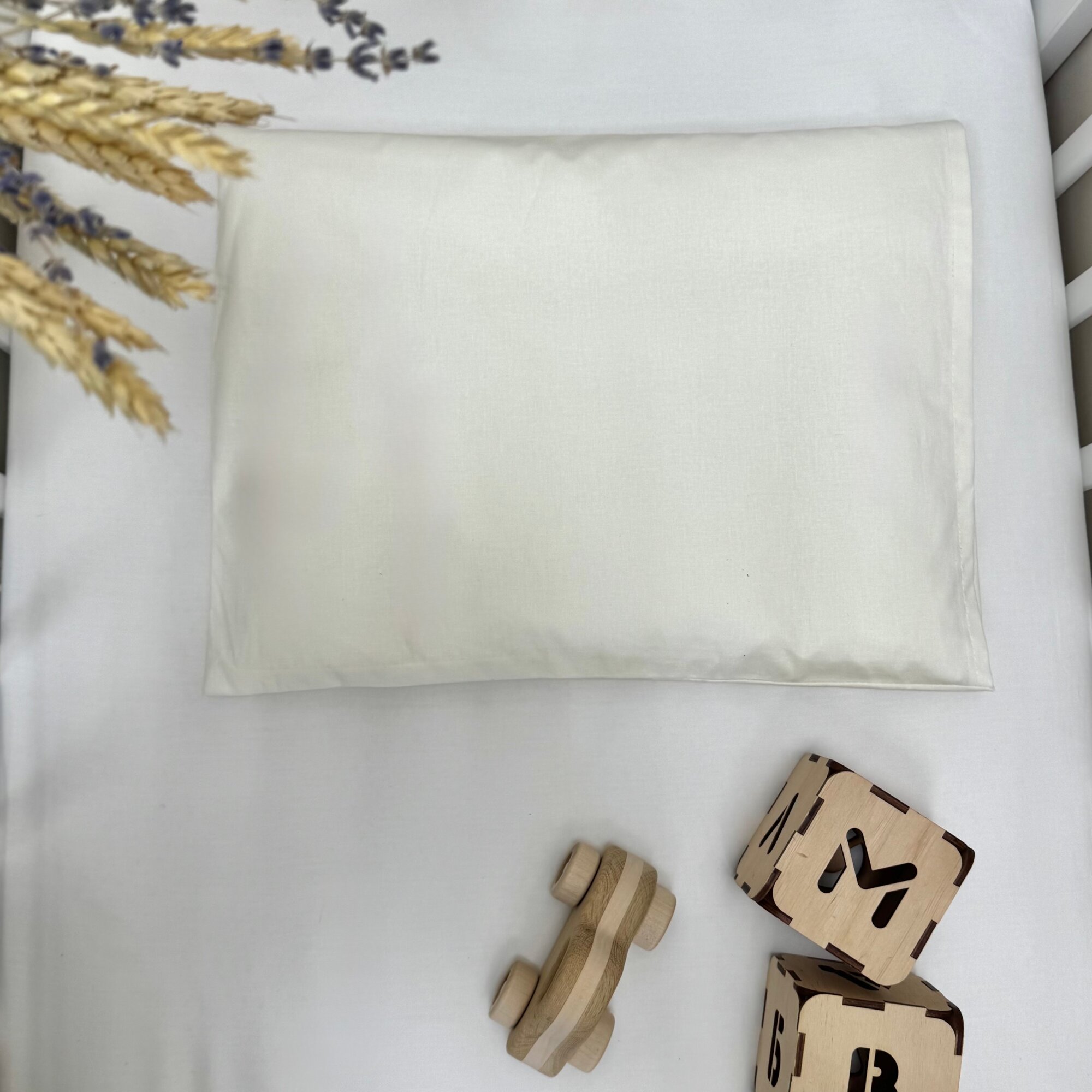 Подушка с наволочкой для новорожденного MamiBro, размер 30х40 см, молочный