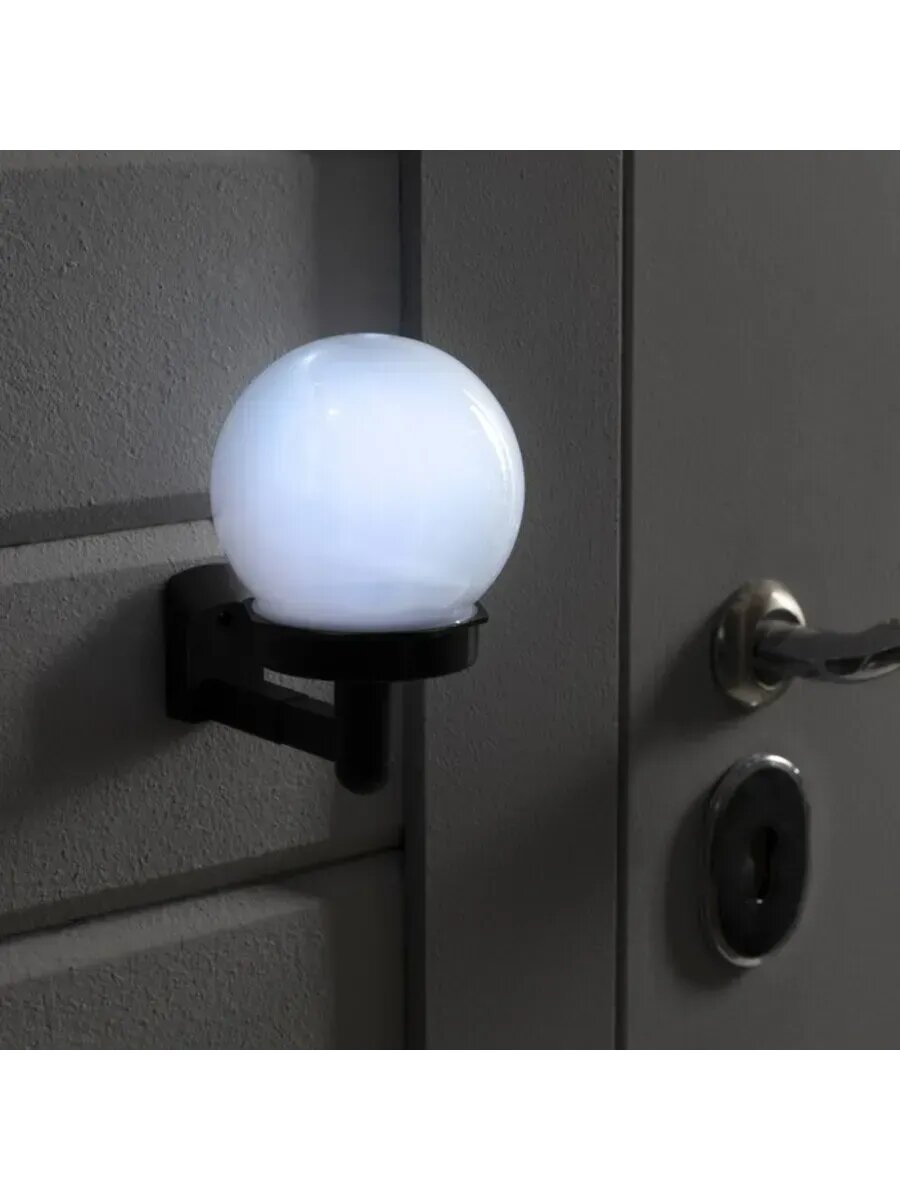 Садовый светильник на солнечной батарее шар LED белый