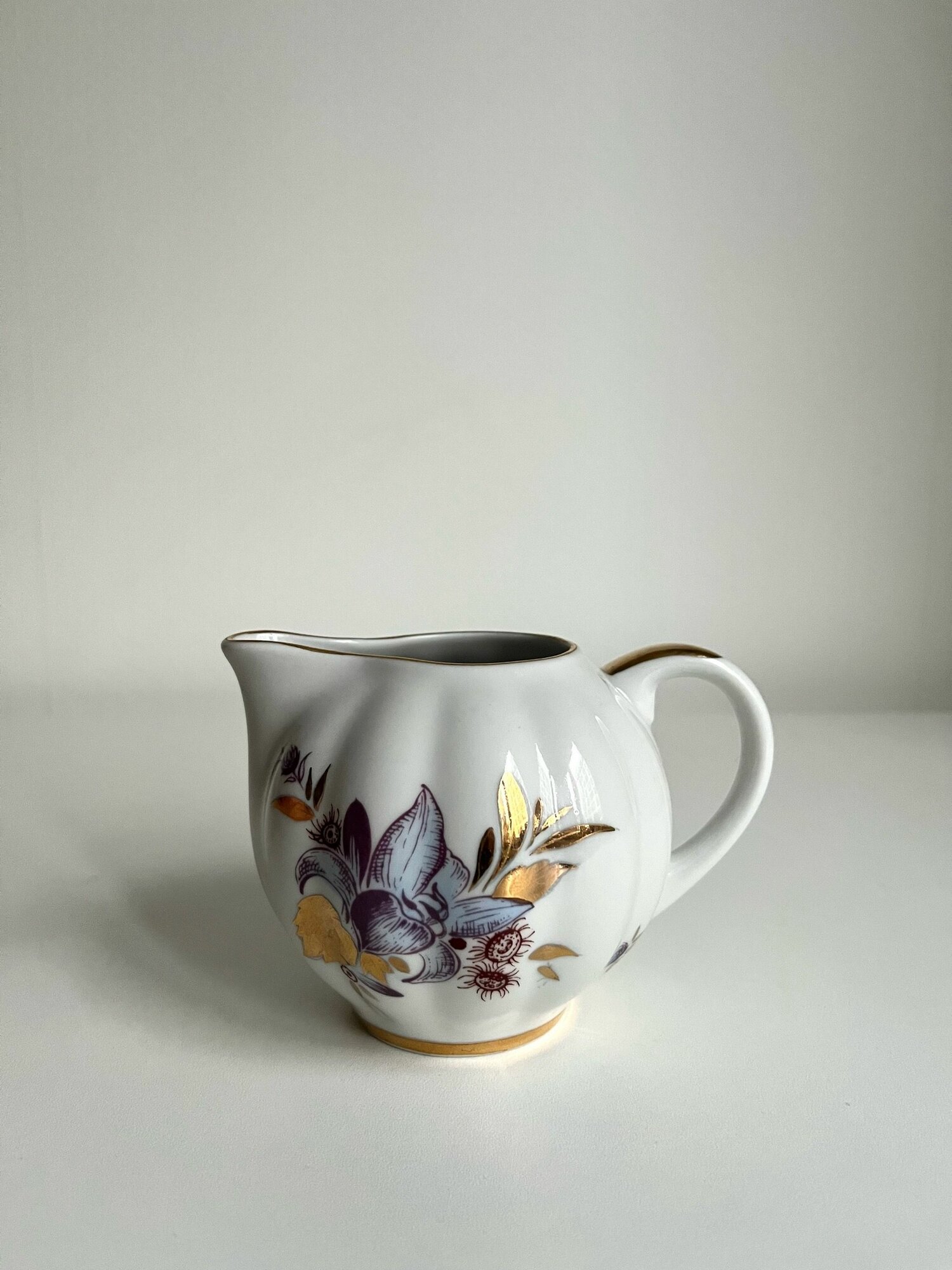 Сливочник /молочник "Золотые листья" ЛФЗ. СССР. Фарфор. Made in USSR. Делали на импорт.