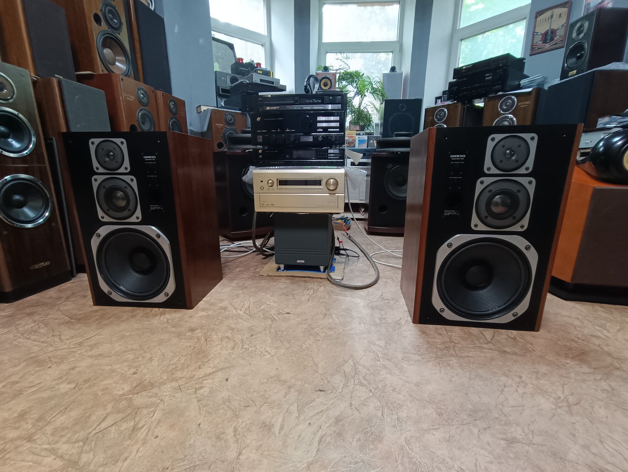 Напольная мониторная акустика Onkyo monitor 100