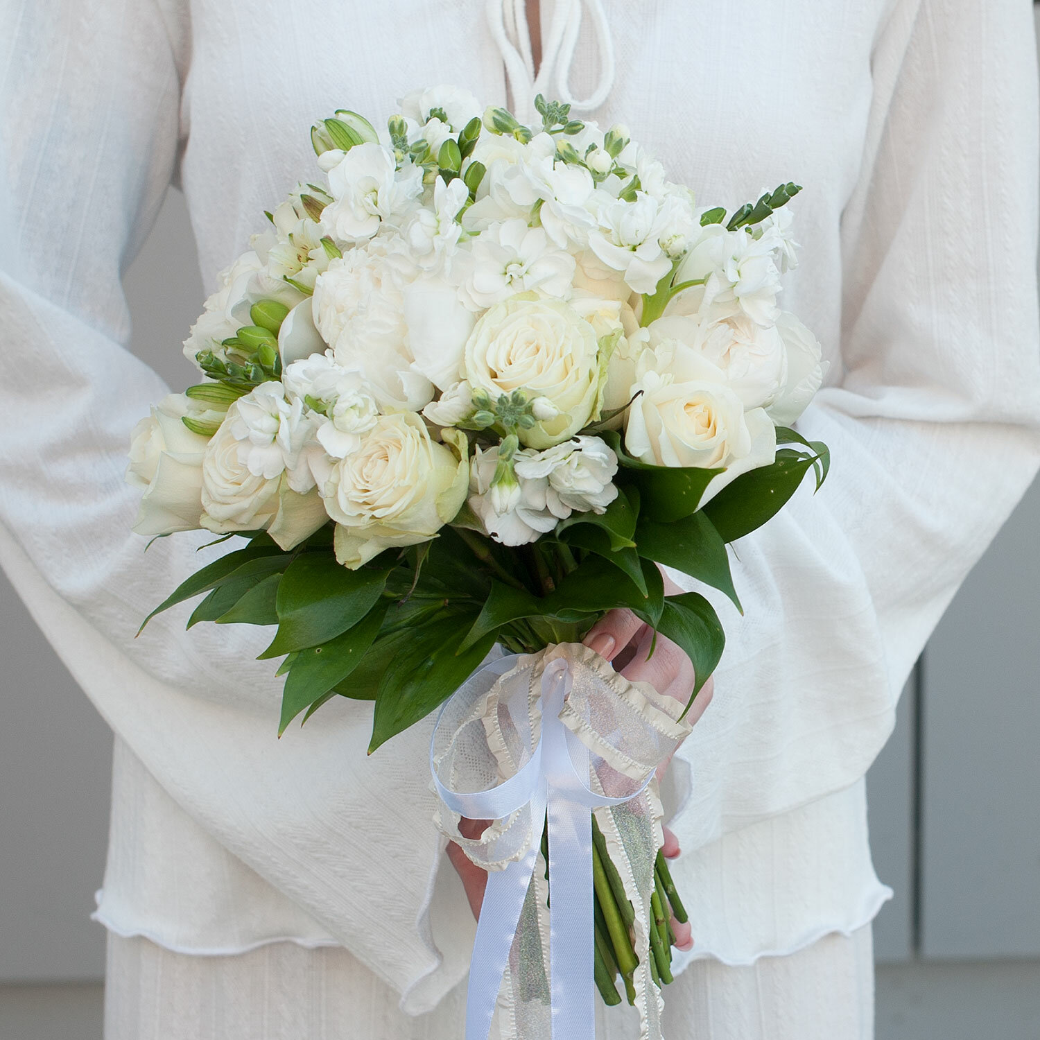 Букет невесты в белой гамме из смешанных цветов "Анжелина" (С бутоньеркой)