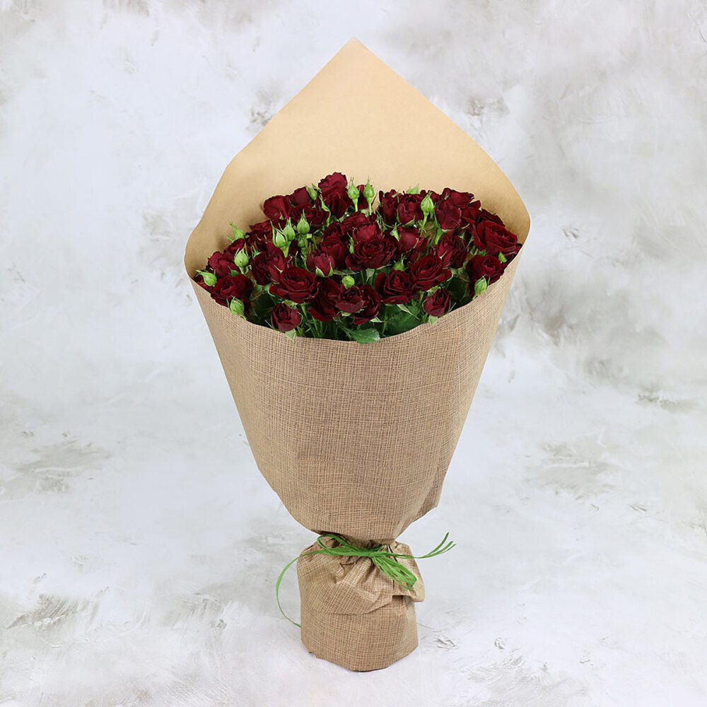 Букет из 15 бордовых кустовых роз в крафте 50см крафт бумага