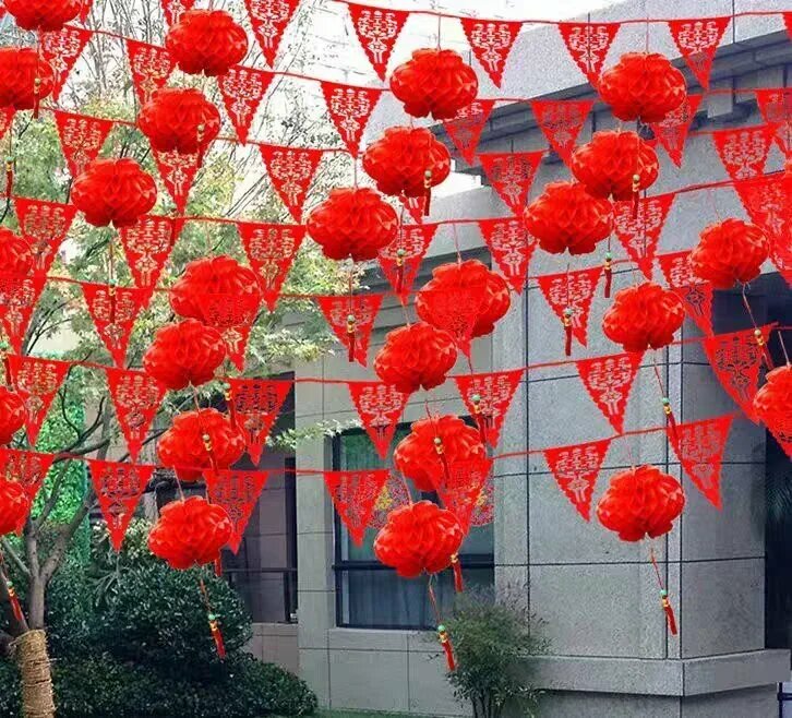Китайские красные бумажные фонарики и гирлянда 