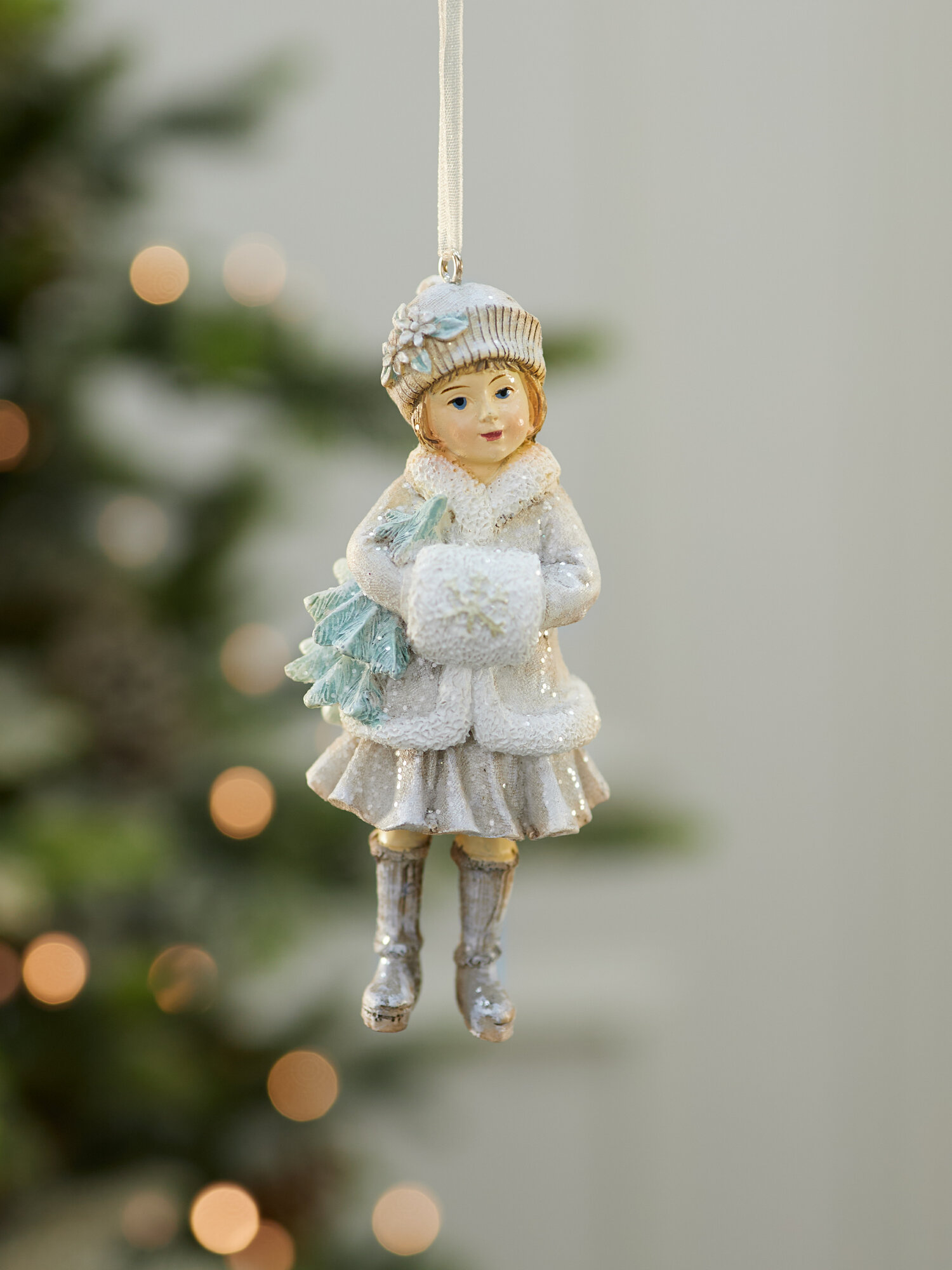 Елочная игрушка Лавка Чудес "Девочка с елкой", полирезин, 11,5 см — фото 1