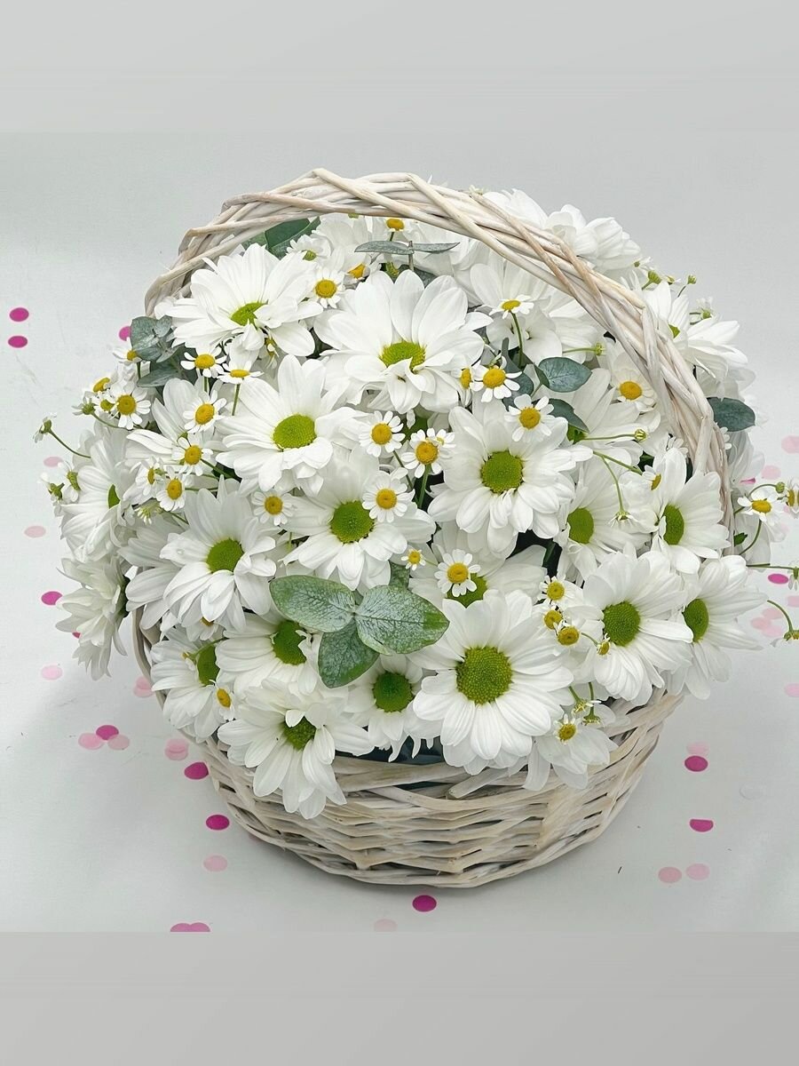 Корзинка с белыми хризантемами танацетумом и эвкалиптом