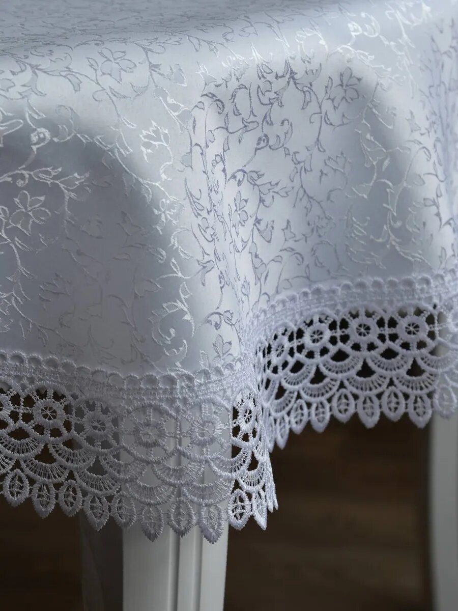 Скатерть тканевая праздничная на стол с кружевом 150х220