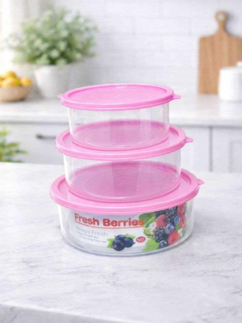 Пластиковые контейнеры с крышками сохраняют свежесть еды, удобны для хранения, переноски и использования в холодильнике.
