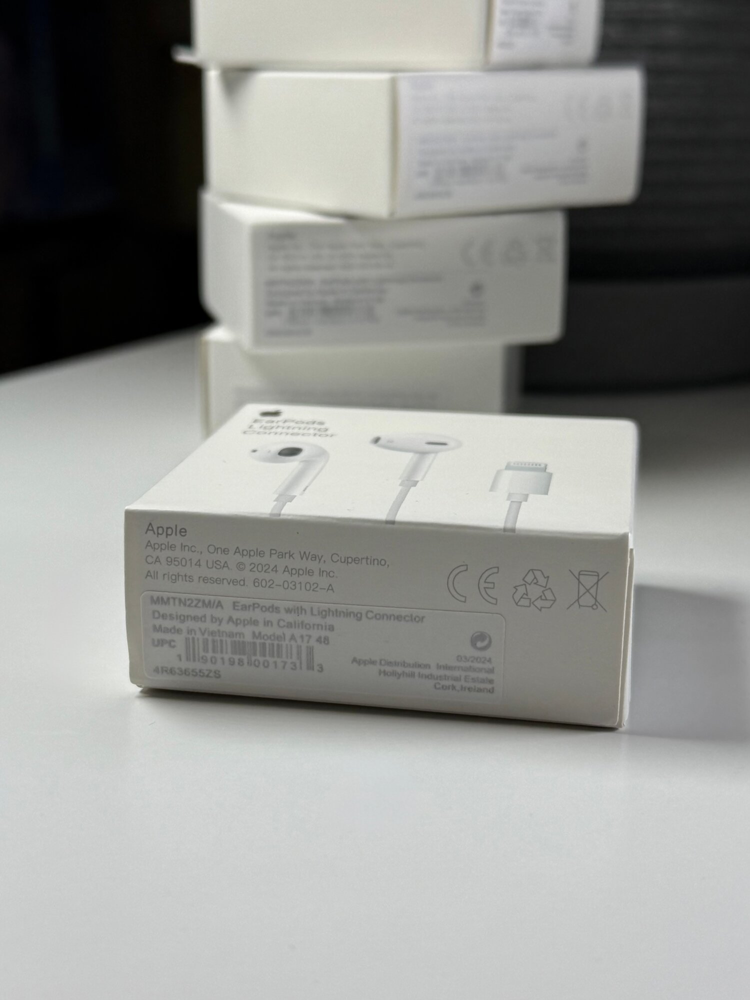 Наушники проводные вкладыши Apple EarPods белые c прямым разъемом Lighting — фото 1