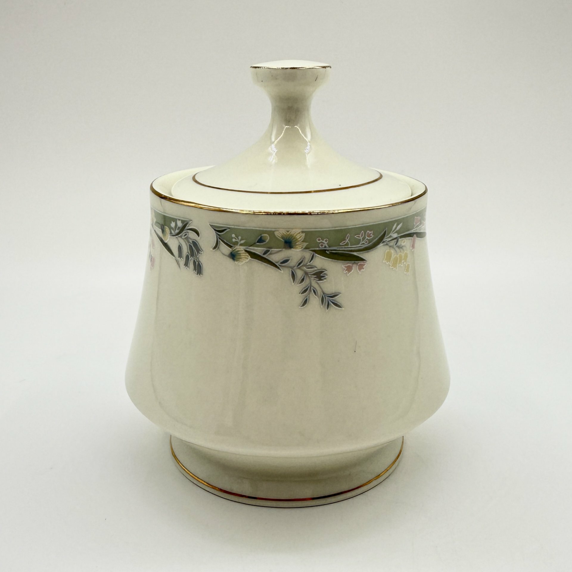 Сахарница, украшенная флоральным декором, фарфор, деколь, золочение, Китай