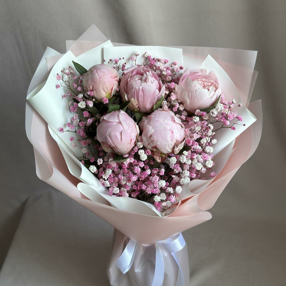 Букет "Пионы с Гипсофилой" на стеблях в стильной дизайнерской упаковке