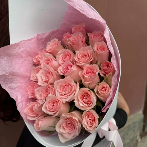 Изображение товара Букет Joy Flowers "Фламинго", 25 кенийских роз, оформление в пленку, лента