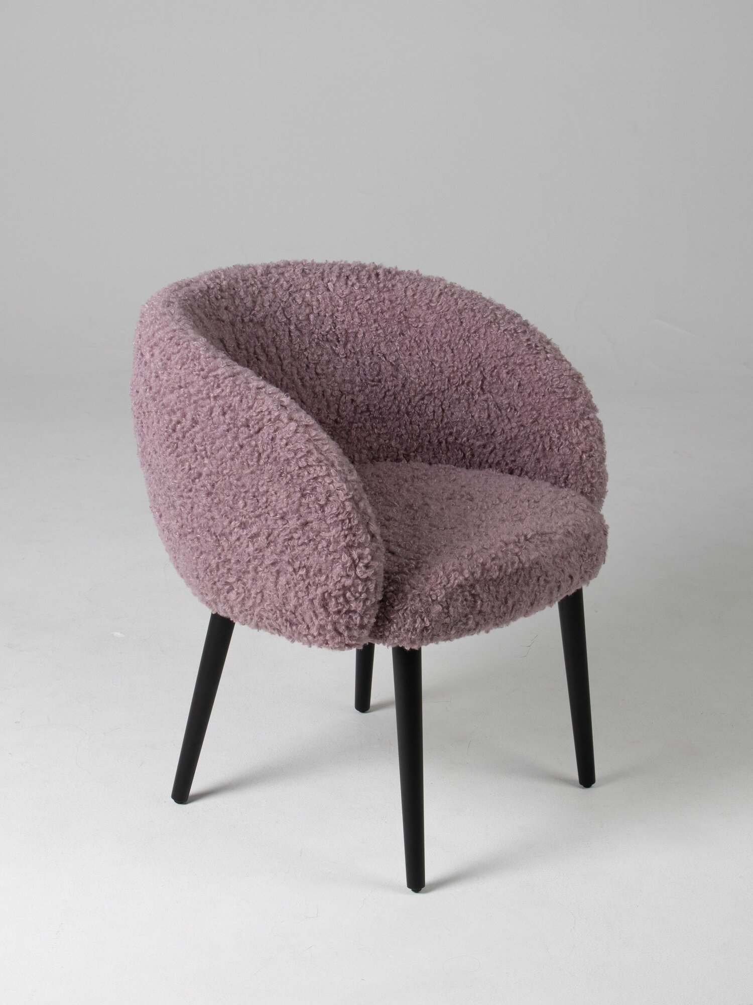 Кресло дизайнерское мягкое HOLLY, фиолетовый, ножки массив бука цвет черный