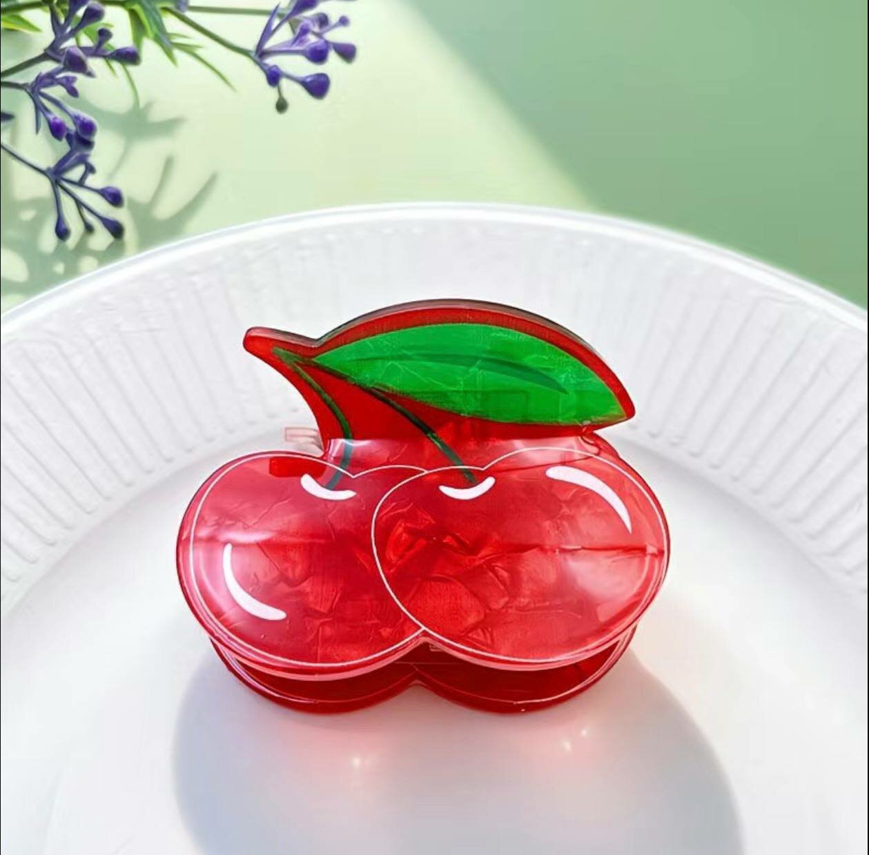 Заколка-краб Красне «Вишнёвая» — это стильный аксессуар, который придаст образу легкость и женственность.