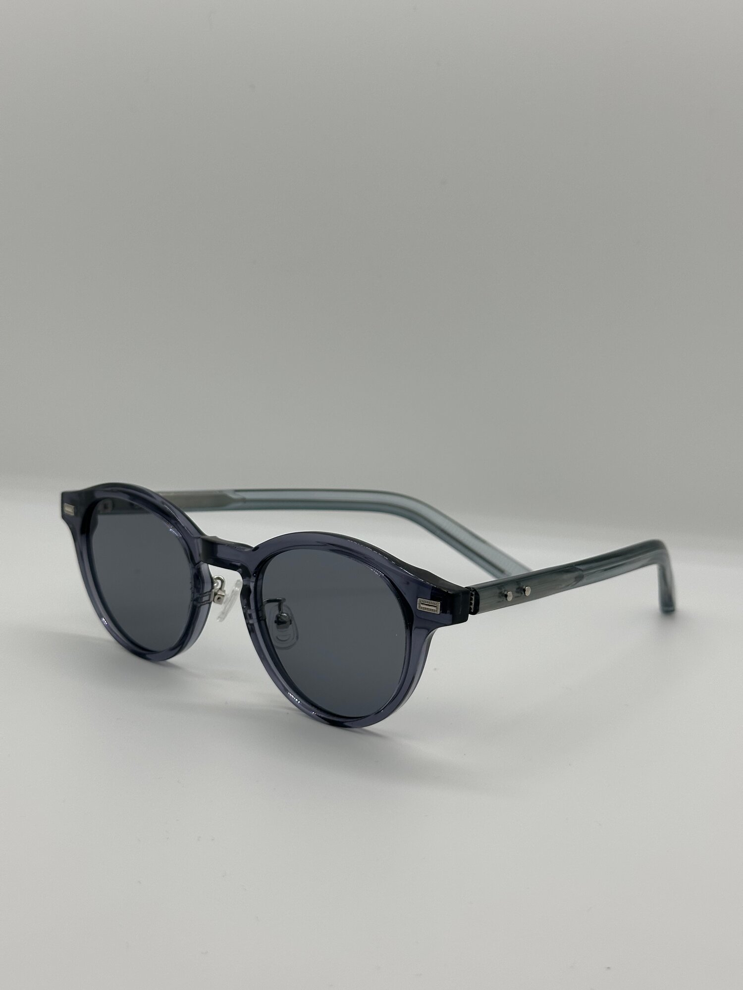 Oчки предназначены для защиты глаз от солнечных лучей и подходят для повседневного использования.