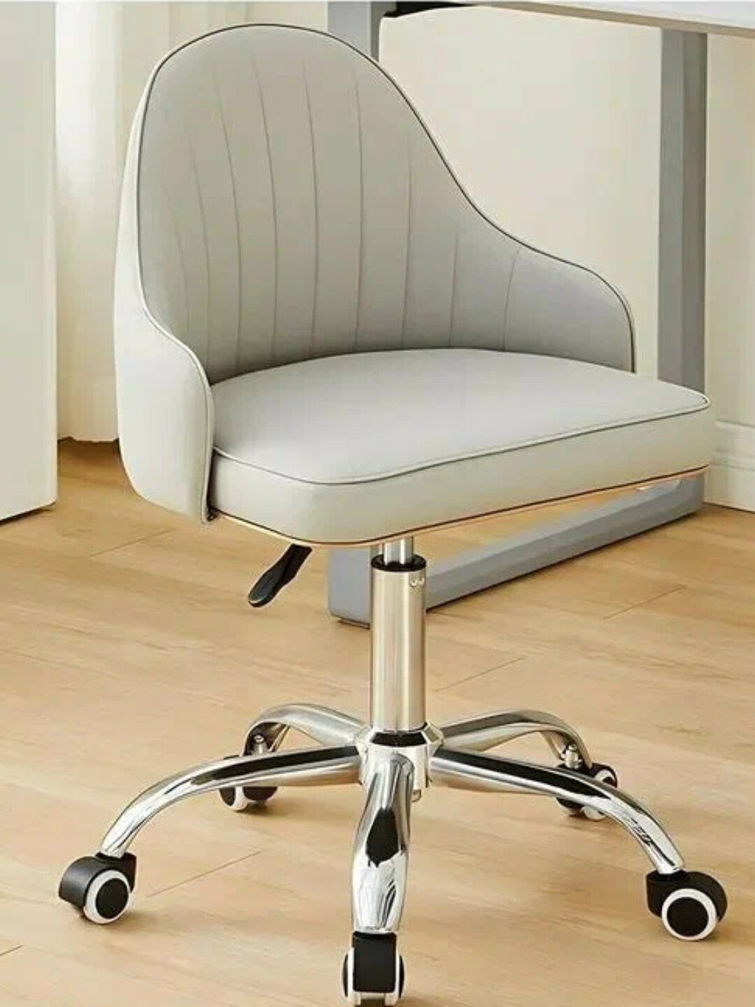 Офисное кресло на колёсах с регулировкой высоты, мягкое сиденье и спинка