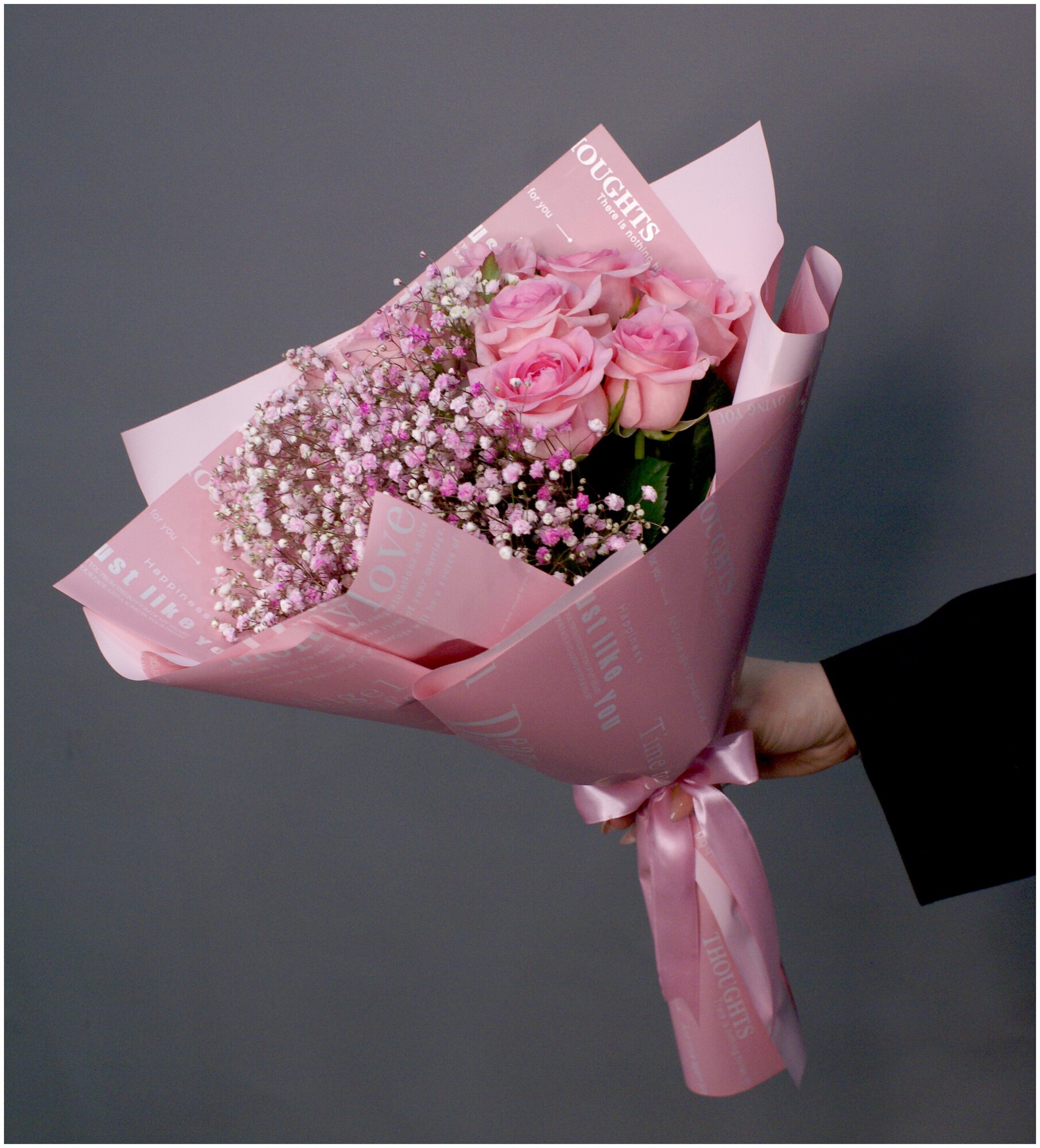 Букет из розовых роз и гипсофил, 7 роз и 3 ветки гипсофил "Мисс Нежность"