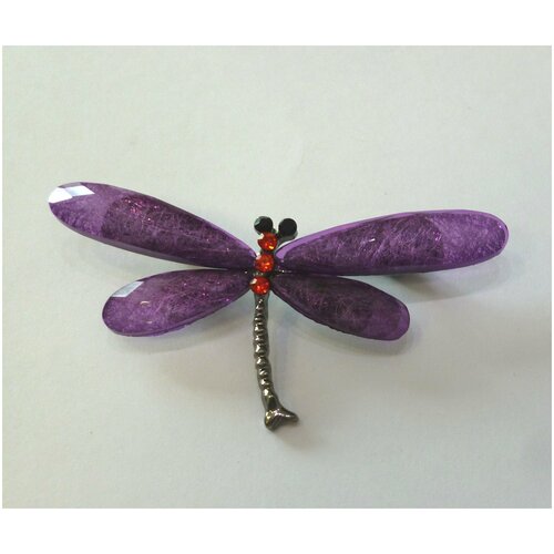 Брошь, стразы, стекло, фиолетовый брошка стрекоза фиолетовые крылья красные стразы основа серебряная размер 7 3 см 22