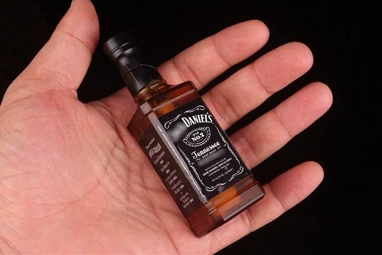 Газовая многоразовая зажигалка подарочная "Бутылка Jack Daniels" - фотография № 3