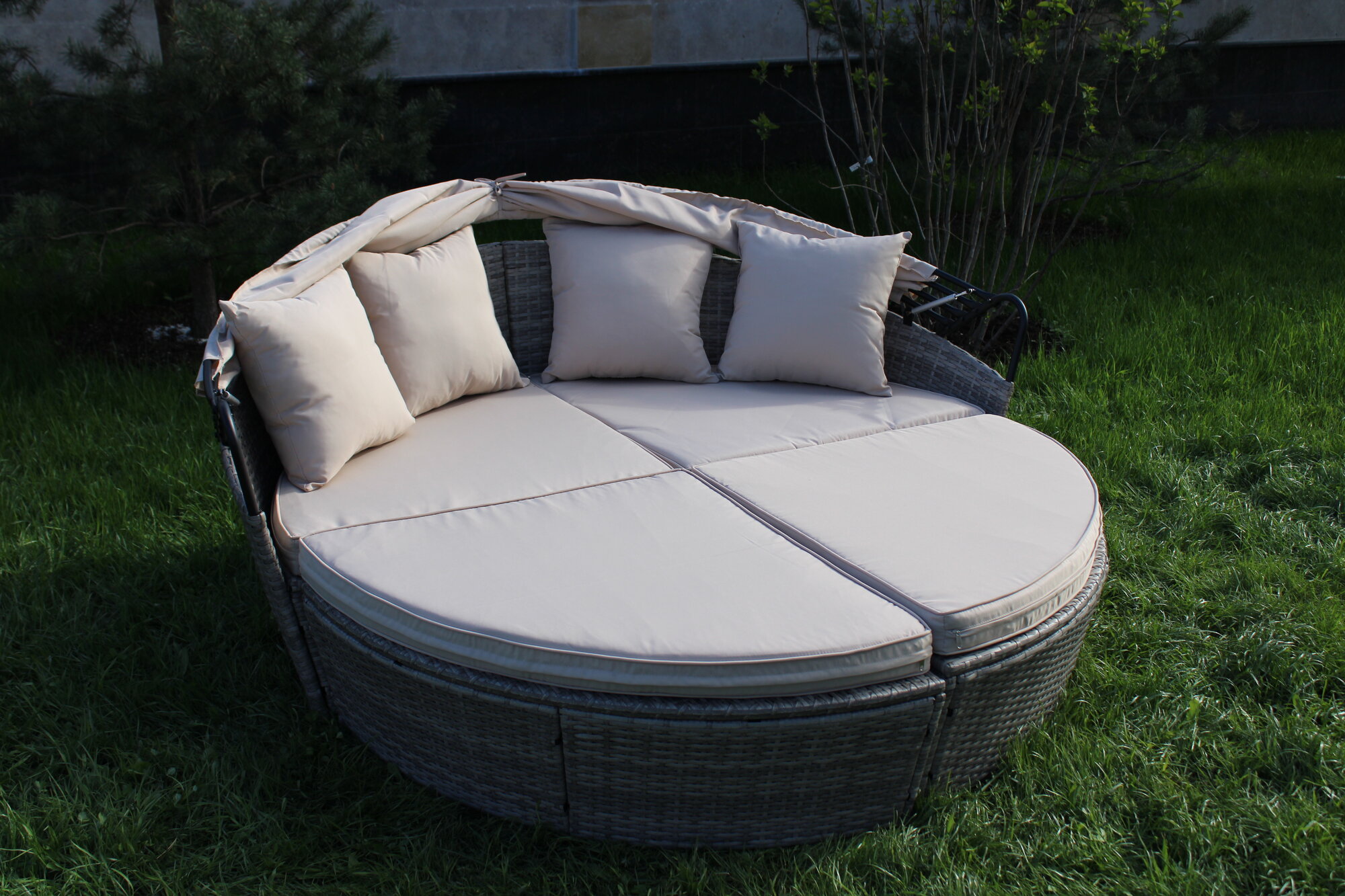 Шезлонг трансформер Full Comfort   TREVI 180х145см  из круглой кровати в диван с подставкой искусственный ротанг бежевый