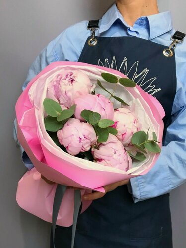 Изображение товара Букет из пионов с эвкалиптом "Нежный " 5 шт. PROTEA- Студия Цветов