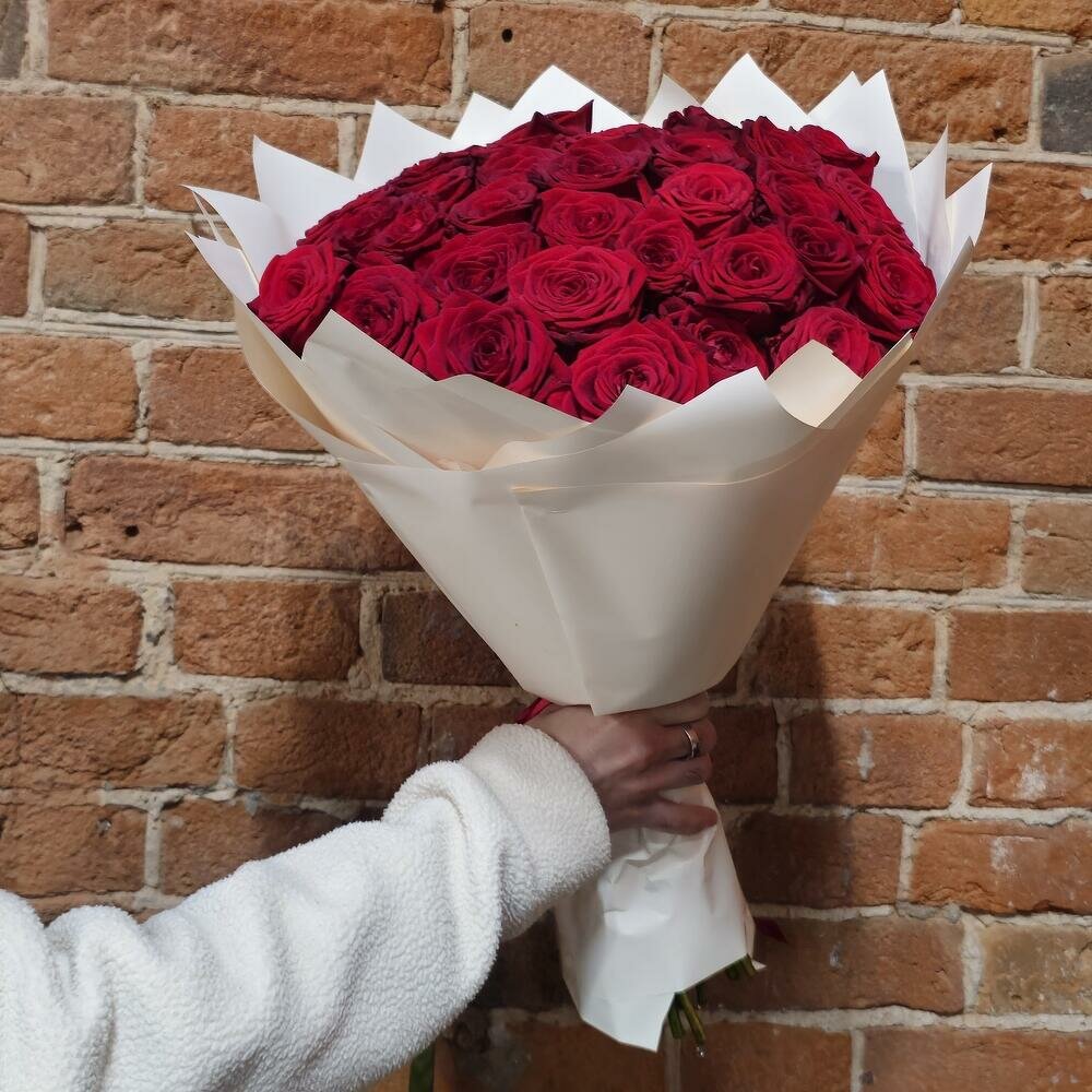 Букет из 29 красных Российских роз сорта Ред Наоми 60см от Цветочная улыбка