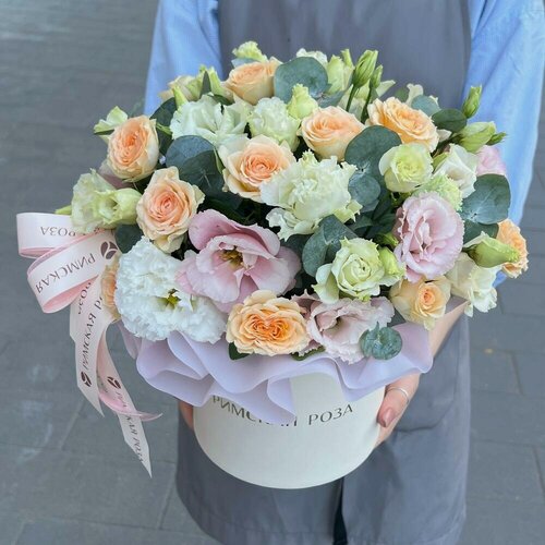 Изображение товара Кустовые розы в коробке с эустомой и эвкалиптом - римская роза