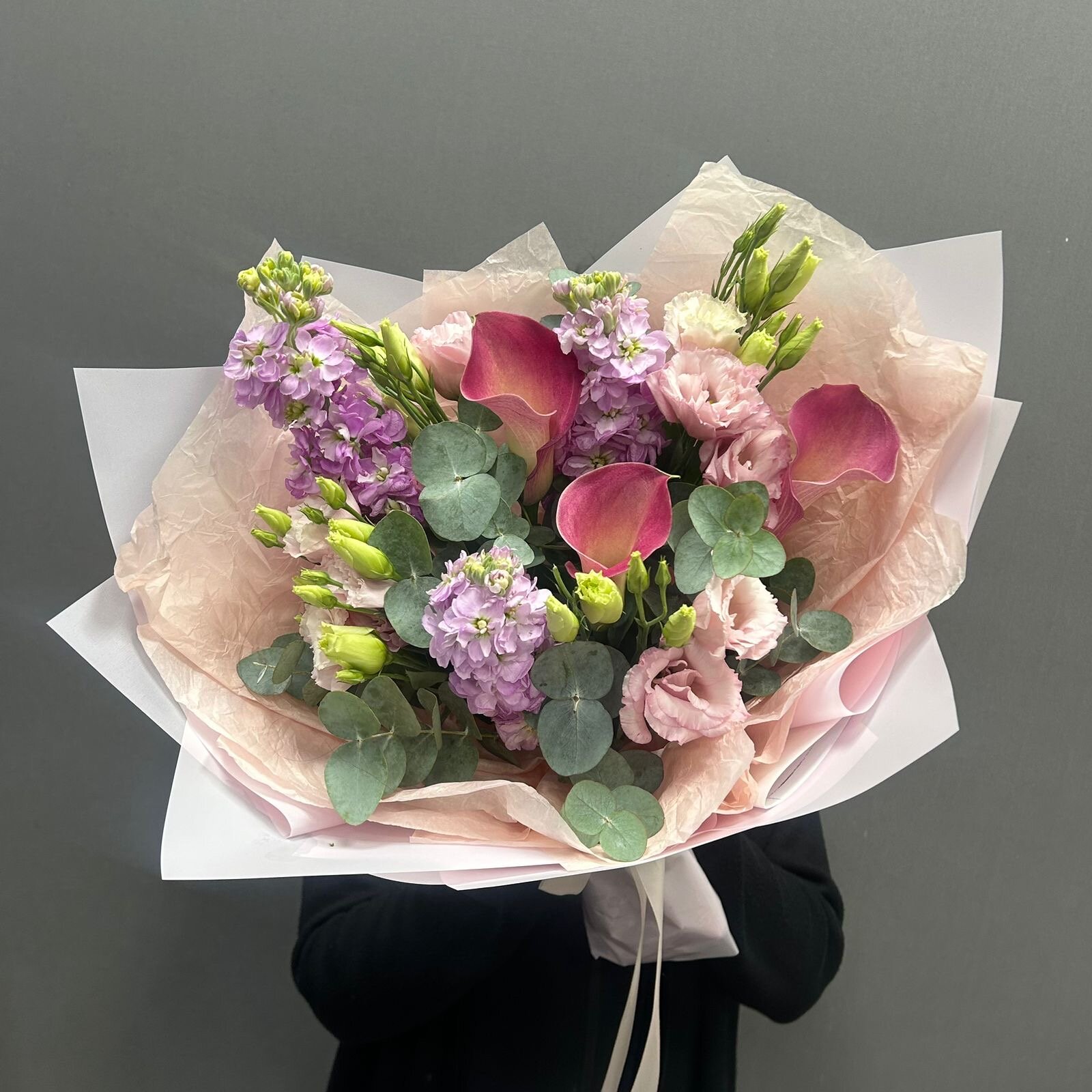 Букет FLOWELLE маттиола каллы эустома эвкалиптовые ветви