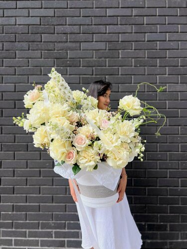 Изображение товара Букет живых цветов NURA FLOWERS, дельфиниум 10, франц. роза 25, хамелациум 5, роза Россия 10, эустома 10