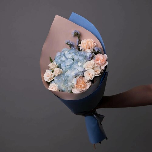 Изображение товара Букет цветов из голубой гортензии и кустовых роз "Айскрим S" в коробке и аквабоксе от "Простоцветы"