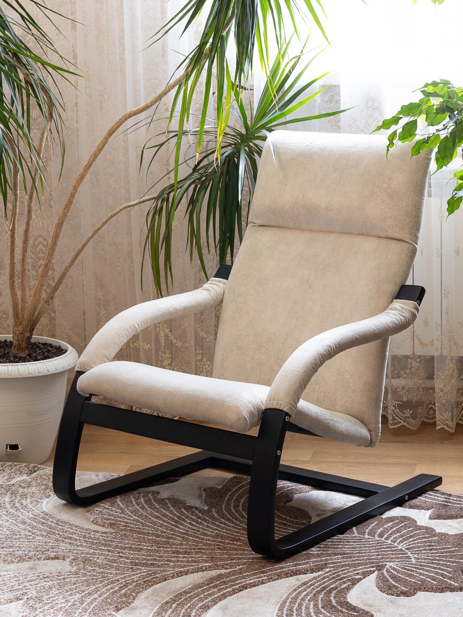 Кресло качалка Обломов. Цвет бежевый с чёрным каркасом. Ширина 69 см. Высота 90 см.